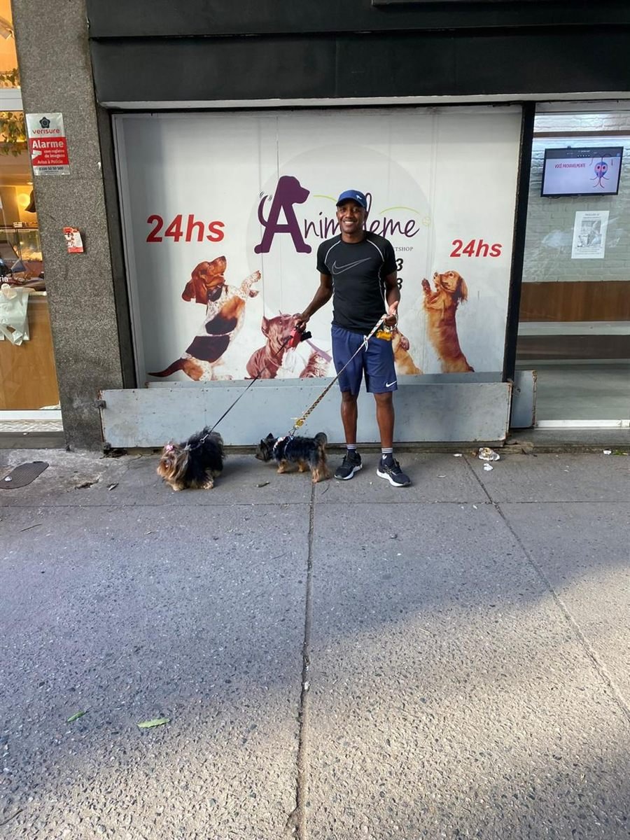 Jolie no passeio pela calçada com o Breno