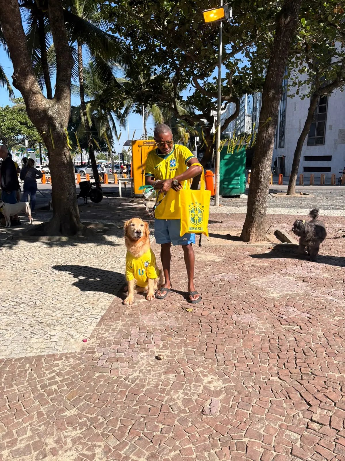 Ricky com a camisa do Brasil ao lado do Breno na orla